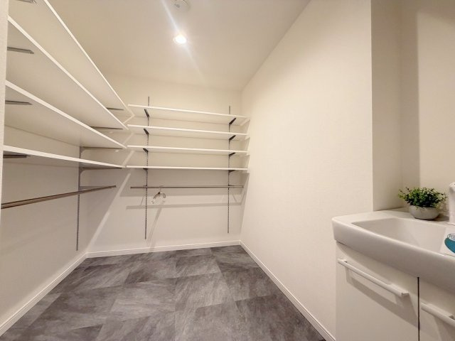 洗面台が付いた広々土間収納。スポーツ用具やアウトドア用品もたっぷり収納出来ます