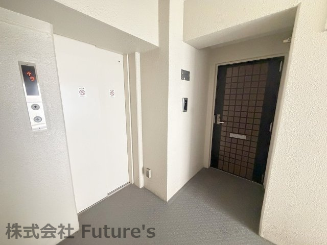 エレベーター横のお部屋です。