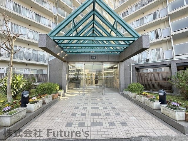 オートロック付きのマンションになります。