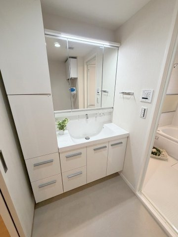 収納がたっぷり付いた洗面化粧台です