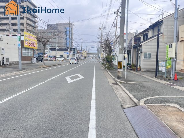 前面道路は9M幅で広々しています。駐車がし易く、車の対面のすれ違いも楽にできます。　