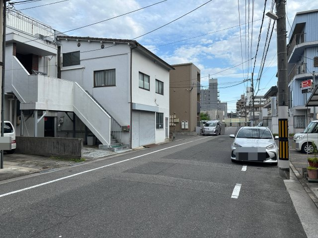 前面道路は約8mの幅員があり広々としています♪