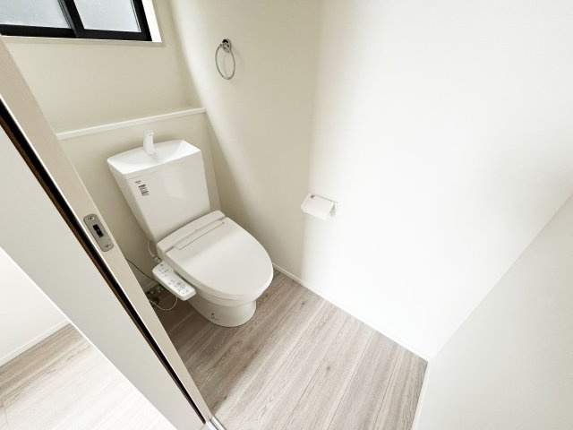 【1階トイレ】トイレは2か所あり、朝の混雑も安心です　　