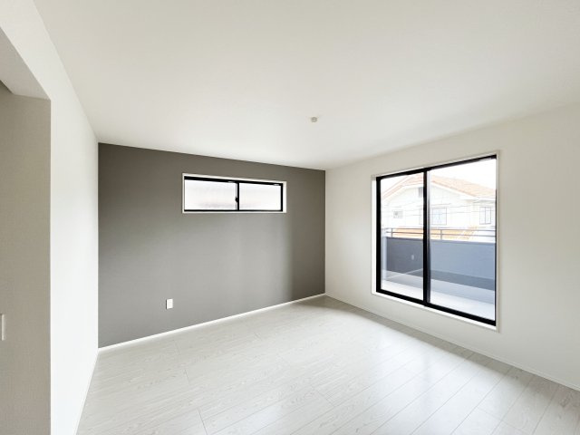2階寝室、バルコニーに面した明るいお部屋です　