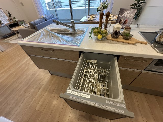 新規設置のシステムキッチンは、家事に便利な食洗器付き。余った時間で家族とのコミュニケーションに◎