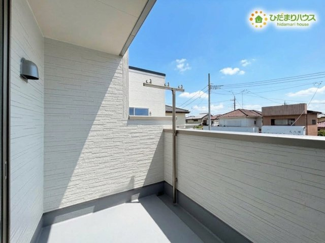日当たりと風通しが良好なバルコニーです！洗濯物や布団を一度にたっぷり干していただけます！高めの手すりが設置されているためプライバシーを守りやすく、外部からの視線を気にせず快適に使用できますよ♪