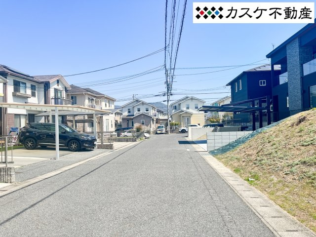 広々全面道路！団地内なので交通量が少ないのも魅力です！