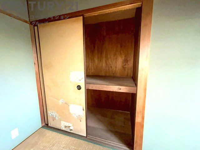 押入れは季節の衣類、寝具などを収納できます。伝統的な美しさと実用性が融合し、収納物を保護する調湿・換気効果があります。使い方によっては書類や小物なども効果的に整理でき空間を有効活用できます。