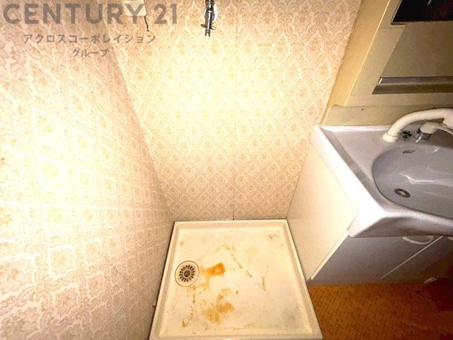 洗濯物の仕分け作業がしやすく、整理整頓が容易になります。洗濯音や湿気を他の部屋に持ち込まず、生活環境を快適に保ちます。上部を活用すれば収納スペースを確保でき洗剤や洗濯用品の整理もしやすくなります。