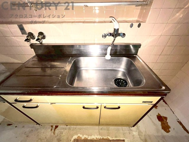 大きなシンクでお鍋などの大きな調理器具を洗う際にも便利です。
