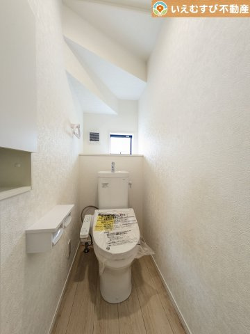 シンプルで清潔感のあるトイレ　窓付きで明るく、お掃除しやすいシンプルな空間♪
