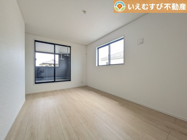 2面採光で明るい居室　たっぷりの採光で自然光の差し込む明るいお部屋！新生活を想像すると楽しみが増しますね♪