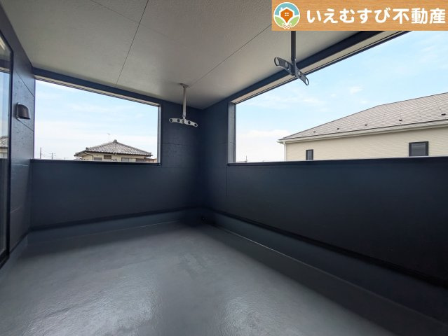 ゆとりの広さのインナーバルコニー　急な雨でもインナーバルコニーなら安心！天気を気にせず干して外出できます♪