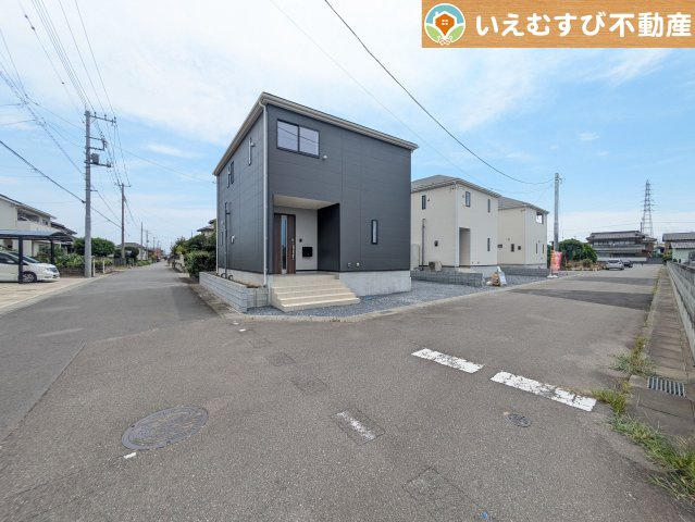 北西角地で開放的　ゆとりの広さの前面道路でお車の出し入れ楽々♪角地で日当り良好！