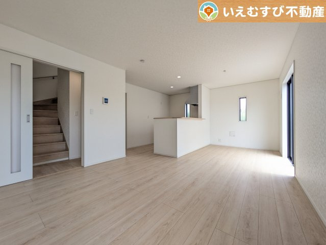 開放感と家族との距離感にこだわったＬＤＫ　採光たっぷりのリビングで休日には家族みんなでくつろげそうですね♪