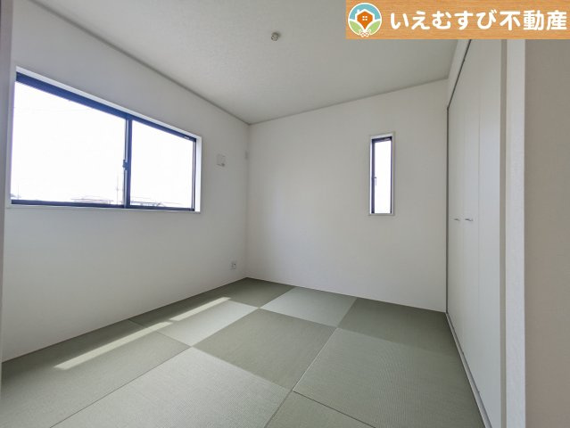 すぐ横になれる和室は、みんながほっと一息つける空間　ちょっとした休憩や来客時、お子様のお世話にも大活躍しそうですね♪