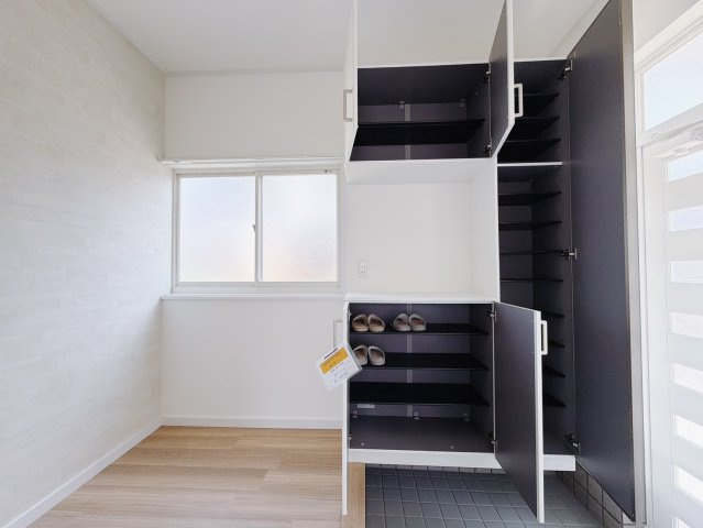 ■玄関｜ご家族の靴がたくさんしまえる下駄箱付き。お子様の靴がこれから増えても安心な大きさです。