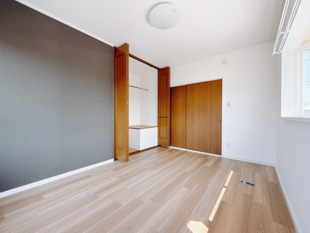 ■2階洋室｜お子様の一人部屋にピッタリな洋室。木のぬくもりを感じるフローリングは、天然木の味わいが時とともに深みを増していきます。また、傷にも強く、フリーワックスでお手入れもラクラクです♪