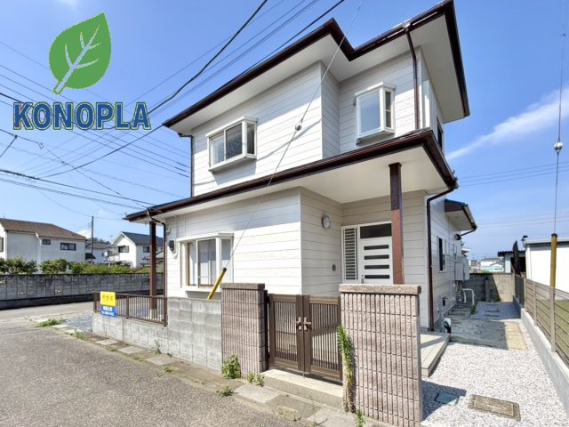 ■外観｜窓の配置や、爽やかな白ベースの外観が清潔感をもたらします。まっさらなキャンバスのような家にこだわりを彩って…始めよう、あなただけの豊かな暮らし(　＾＾　)