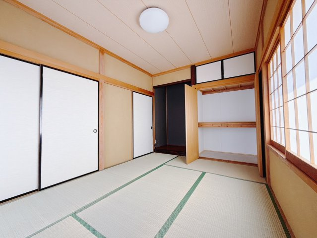 ■1階和室｜意外と場所をとるアイロンがけや、お洗濯物を畳むときにも広々と使うことができ、ちょっと一休みしたいとき、すぐに横になれるのも魅力です♪
