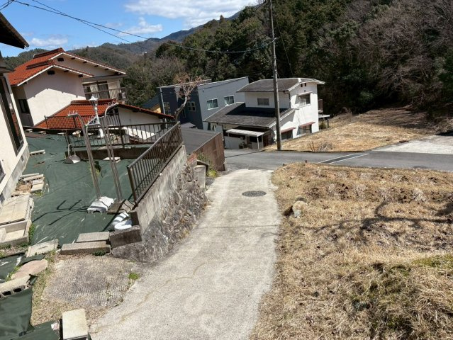 高台ならではの開放的な眺望が魅力。周囲の景色を見渡せるロケーションで、日々の暮らしにゆとりと癒しを与えてくれます。静かな環境で落ち着いた生活を送りたい方におすすめの物件になります。　　