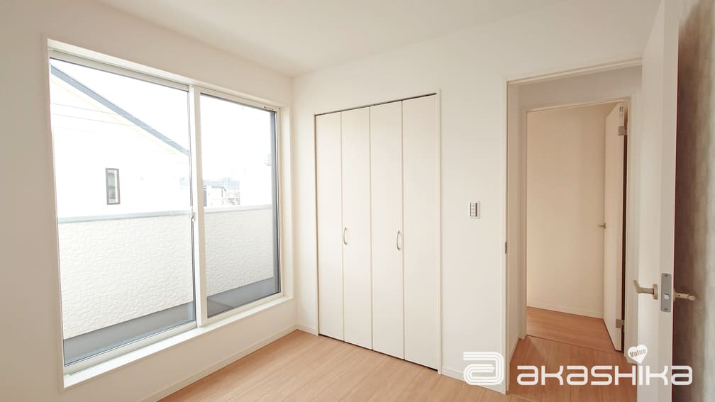 バルコニーに繋がる大きな窓から光が差し込む明るい部屋です。