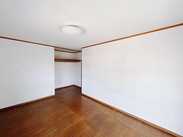 ■2階洋室｜お子様の一人部屋にピッタリな洋室。木のぬくもりを感じるフローリングは、天然木の味わいが時とともに深みを増していきます。また、傷にも強く、フリーワックスでお手入れもラクラクです♪