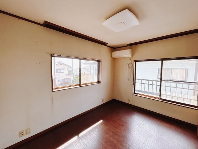 ■2階洋室｜2階洋室には大きな窓をご用意しています。日中はあたたかな日差し差し込み自分時間も充実できますね＾＾