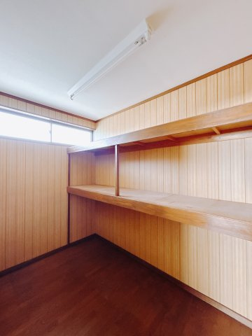 ■WIC｜主寝室には夢のウォークインがございます♪お洋服やバッグだけでなく、増えていくお洋服やご家族での思い出の品もしっかりと収納します(　＾＾　)