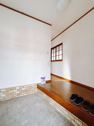 ■玄関｜「玄関から、我が家を心地よく。自然の風や光を感じられる気持ちのいい玄関へ。