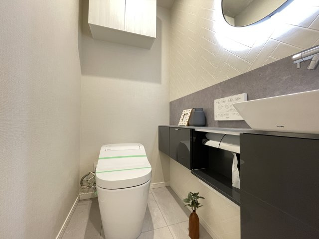 温水洗浄便座付きの清潔感あるトイレは、落ち着いた空間に。　