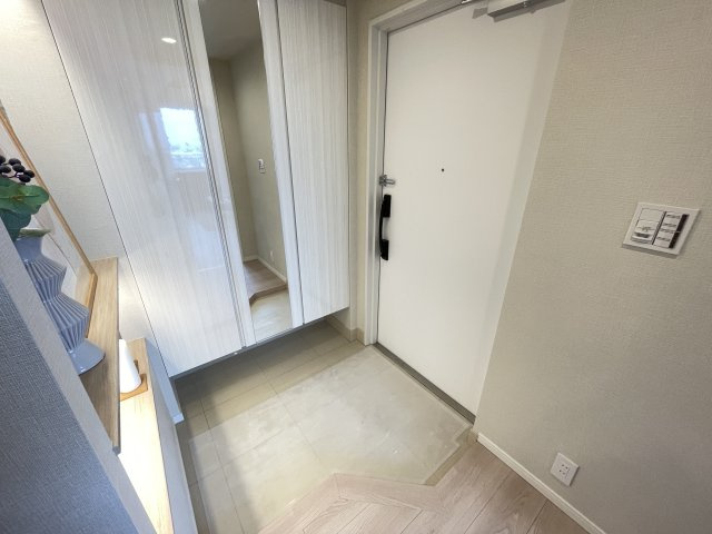 大きな鏡のついた玄関で、お出かけ前の身だしなみチェックもバッチリです。　