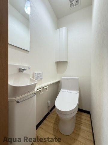 落ち着いた色調のトイレです