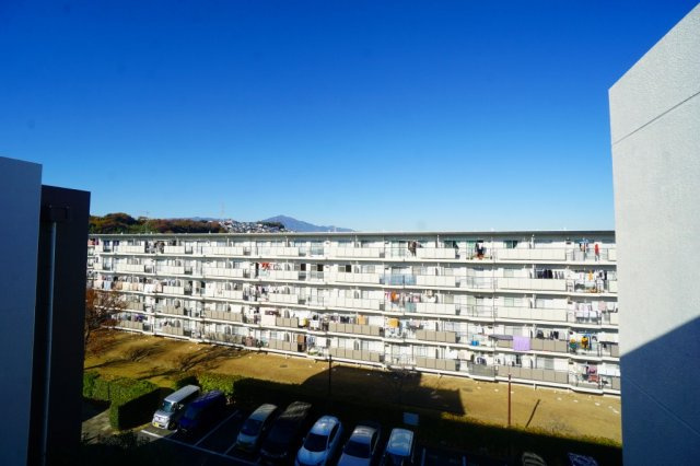 視界いっぱいに広がる空が、日々に開放感をもたらします。