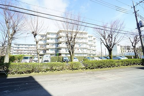 緑多く閑静な住宅地、広々とした敷地にゆったりと棟が配置されています！