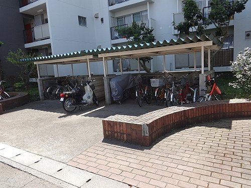 大切な自転車をしっかりガード。屋根のあるサイクルポート付き