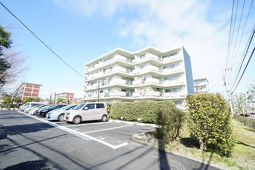 平面駐車場完備で、毎日の出し入れもスムーズです