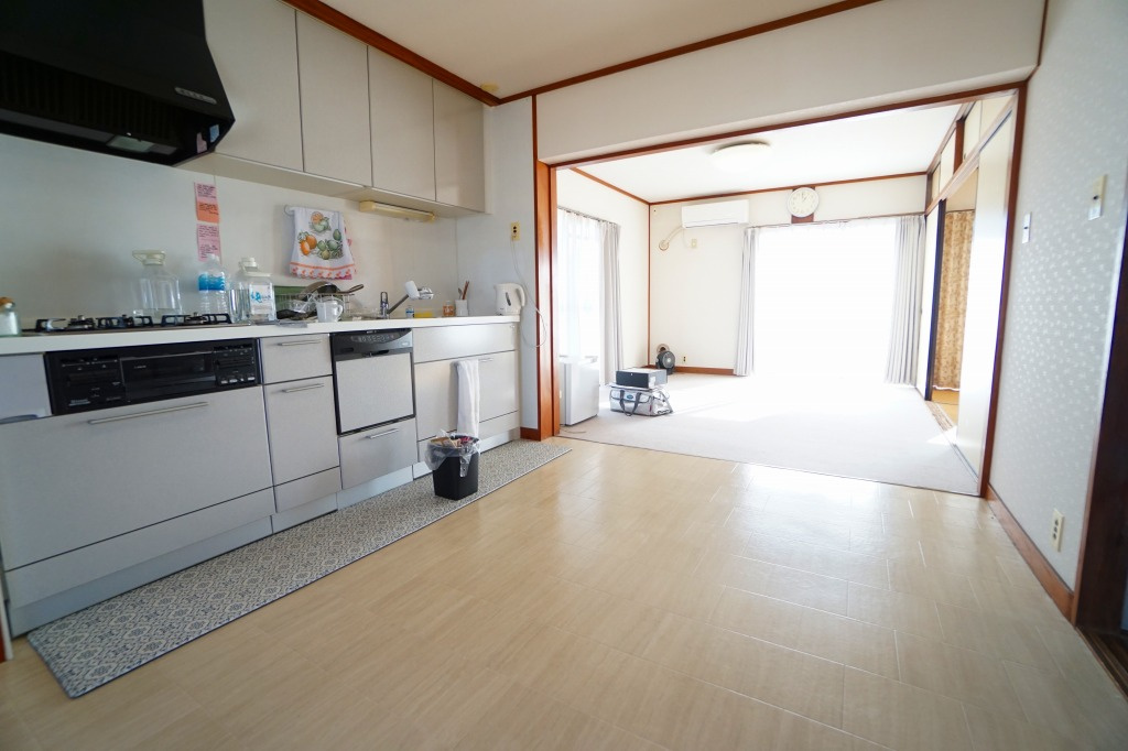 吊戸棚付きで使いやすさと収納力を兼ね備えた、機能的なシステムキッチン