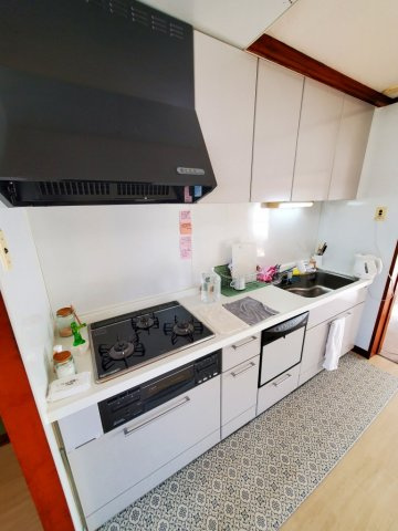 吊戸棚付きで使いやすさと収納力を兼ね備えた、機能的なシステムキッチン