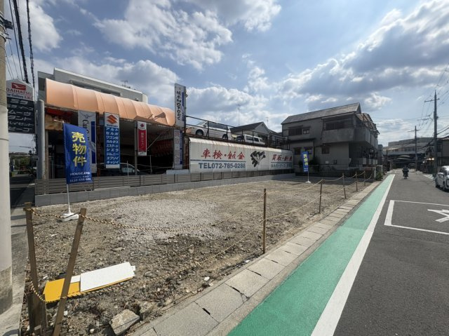 東側約17.8m（歩道あり）・北側約5.9mの公道に接する平坦地！開放感があり車の出し入れもスムーズ。