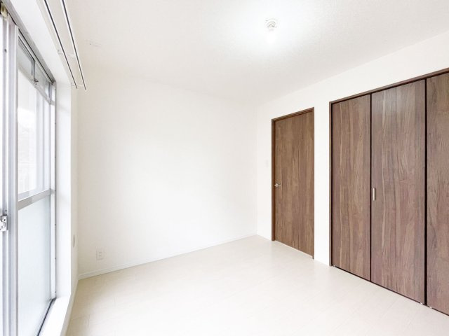 南東側4.7帖の洋室です。