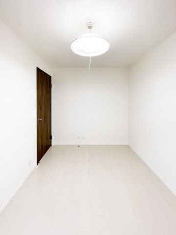 北西側5帖の洋室を窓側から撮影した写真です。
