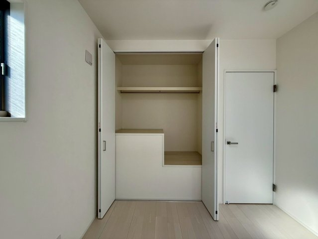 上段は衣類をハンガー掛け、下段はバッグや衣装ケースなどを収納できて使い勝手◎