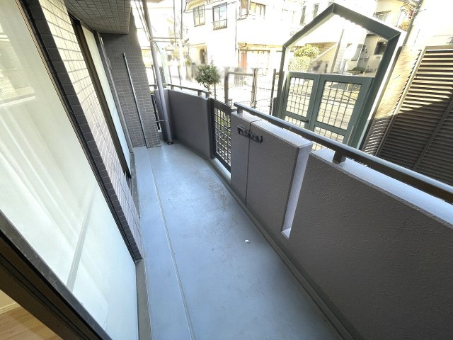 光と風を誘う窓やバルコニーが、快適な住空間を感じさせる
