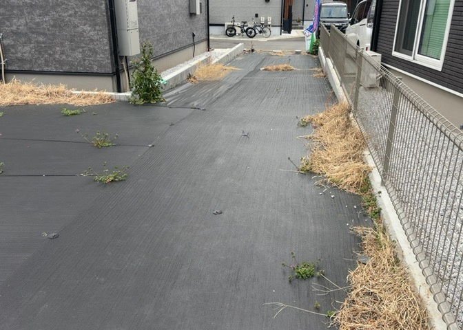 家を建てる場合、方位は要チェックです。現実的に日当たりのよい家ならばリビングは南側、建築基準法でも北側に当たる家への配慮は求められています。土地を見学に行く際は、方位磁針を持って行くようにしましょう。