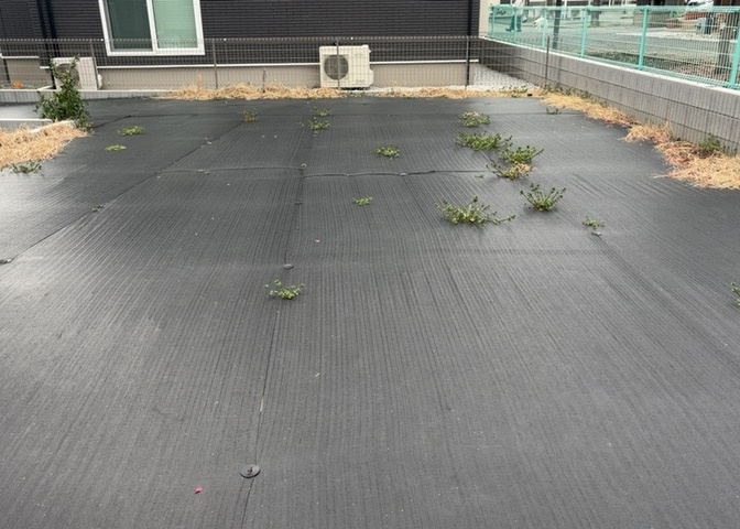 土地の前の道路に消火栓が設置されていることがあります。この場合、道路交通法第45条第1項により、駐車禁止の場所が指定されています。そのため、車庫などの駐車スペースをつくることができない場合があります。