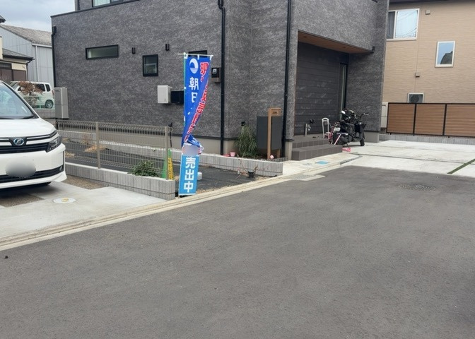 現地に行くなら、物件の周囲の地形がどうなっているかを見ることも大切です。周辺より低くなっている土地では、大雨などで水が集まりやすいため、地盤が弱くなっているということも考えられるため、注意が必要です。