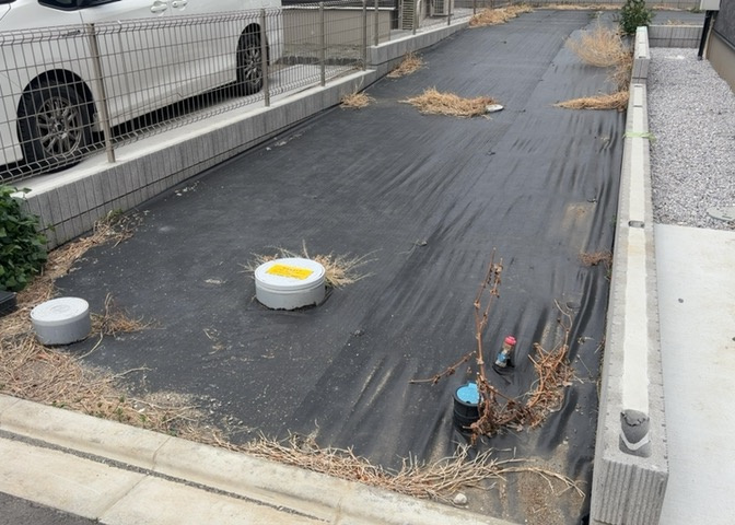 土地購入を検討されている場合、境界杭がない状態で購入してしまうと境界確定測量をする必要があり、費用がかかります。購入の前に、売主、隣土地所有者立ち合いのもと境界を確定し境界杭を設置するのがベストです。