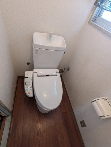 トイレには窓があり明るい室内です。シンプルな清潔感のあるトイレです　
