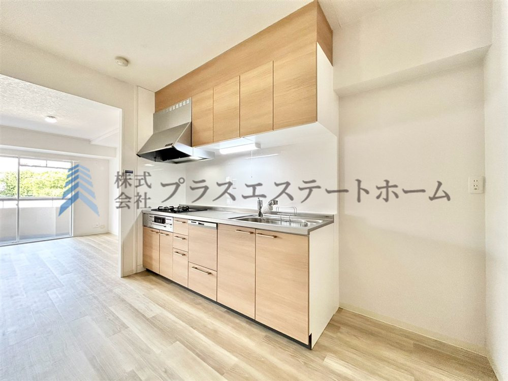 汚れの目立ちにくい素材のキッチン♪お掃除も楽々です♪